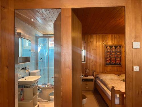 La salle de bains est pourvue d'un lit, d'un lavabo et de toilettes. dans l'établissement Free Spirit Chalet, à Flühli