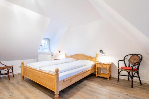 - une chambre avec un lit, un bureau et des chaises dans l'établissement Friesenhaus Kaeptn Hahn Hausteil 03, à Westerland