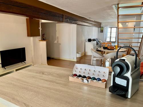 une pièce avec une boîte de balles sur le sol dans l'établissement Suite Jason - Check in h24 - Wifi, à Villeurbanne