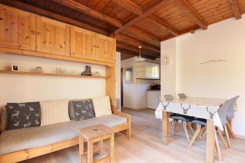 un salon avec un canapé et une table dans l'établissement Les Fleurs de Cham - Jardin vues - Rénové, à Chamonix-Mont-Blanc
