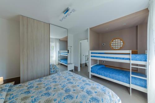 波佐利的住宿－Casa Mare & Relax，一间卧室配有两张双层床和镜子