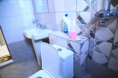 bagno con servizi igienici bianchi e lavandino di Oceanview Vacation House in Mombasa Town Lenda Homes a Mombasa