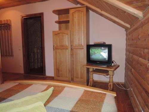 a small television sitting on a table in a room at АртГір гостинний двір in Mykulychyn