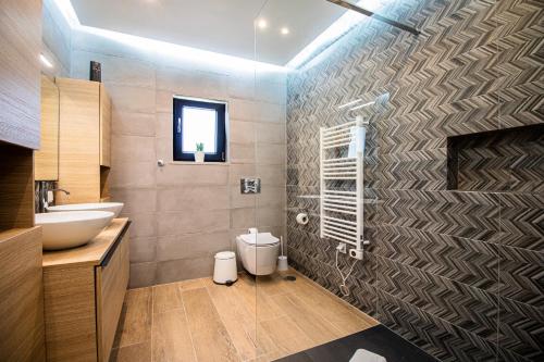 a bathroom with a sink and a toilet at Villa Redonda in Loulé