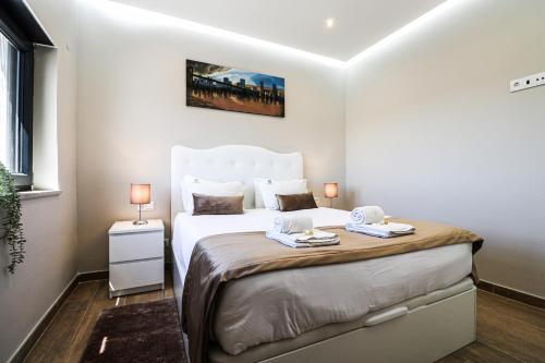 sypialnia z łóżkiem z dwoma ręcznikami w obiekcie Villa Redonda w mieście Loulé