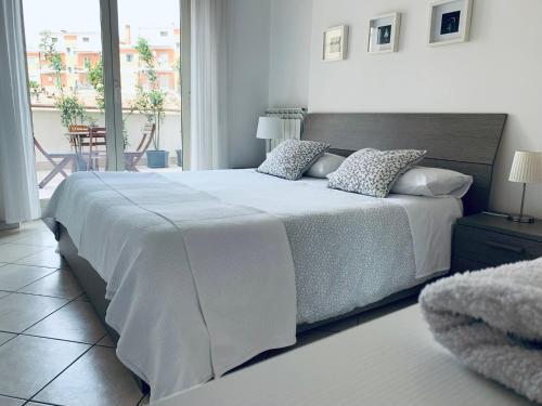 a bedroom with a large bed with white sheets and pillows at A Casa Di Carolina in Cassino