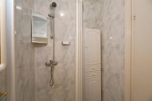 baño con ducha y puerta de cristal en Oleta 9 Acogedor apartamento en San Sebastian, en San Sebastián