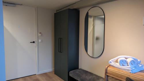 een spiegel aan een muur naast een deur bij Stadsklooster Dordt Hotel&Hostel in Dordrecht