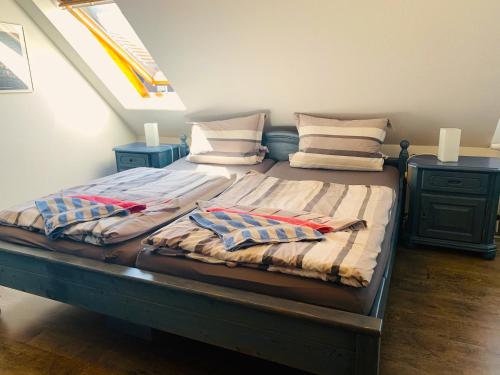カロリーネンジールにあるFerienwohnung Muhlichenのベッド1台(枕2つ付)