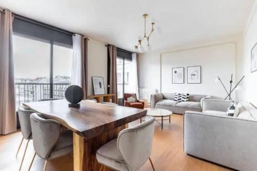 Avenue Montaigne Luxury Apartment 2BR 4P