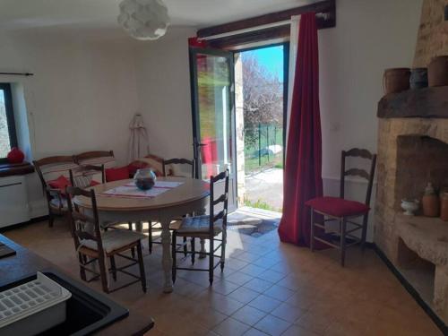 cocina y comedor con mesa y sillas en Gîte du Petit Bois 2/5 pers, en Le Buisson de Cadouin