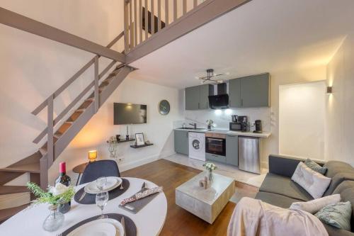 un salon avec un canapé et une table dans l'établissement Chaleureux duplex 30min de Paris, à Corbeil-Essonnes