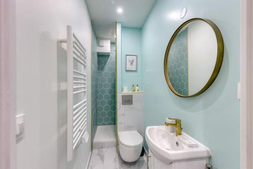 une salle de bain avec un lavabo et un miroir dans l'établissement Chaleureux duplex 30min de Paris, à Corbeil-Essonnes