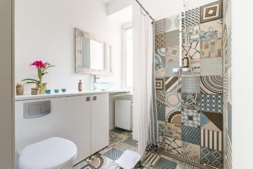 Kúpeľňa v ubytovaní Kopernika 4 - Studio Apartment by Noclegi Renters