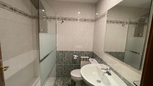 Bilik mandi di Apartamentos Los Lagos