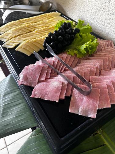 ホテルの敷地内または近くでの食事または食べ物