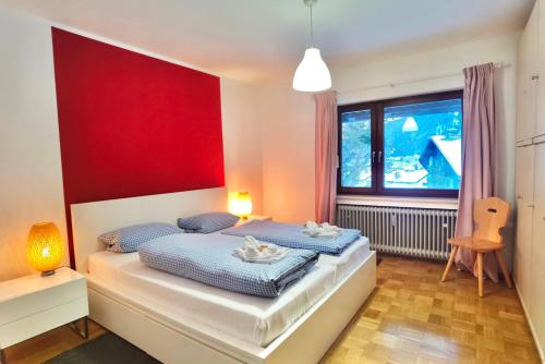 1 dormitorio con 2 camas y ventana en Fewo Karwendelglühen, en Mittenwald