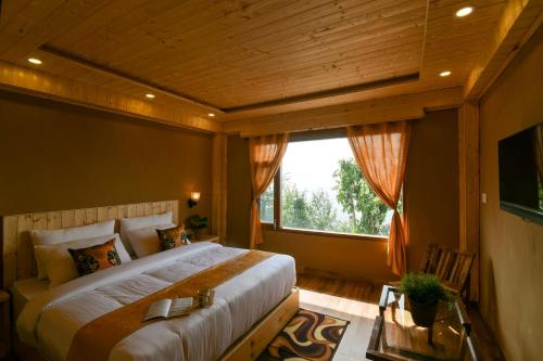 Summer Breeze في Shogi: غرفة نوم بسرير كبير ونافذة كبيرة