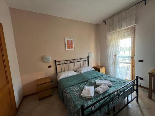 1 dormitorio con 1 cama con 2 toallas en Nuova Fiera Apart., en Ponte Galeria
