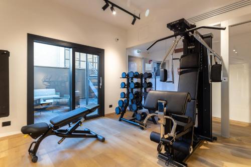 um ginásio com duas máquinas de andar num quarto em AXYHOTELS InnStyle Milano em Milão