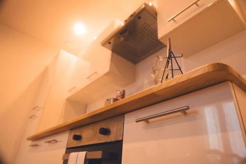 - une cuisine avec un comptoir et une cuisinière four supérieur dans l'établissement Le Verlaine, T4 en triplex, à Tours