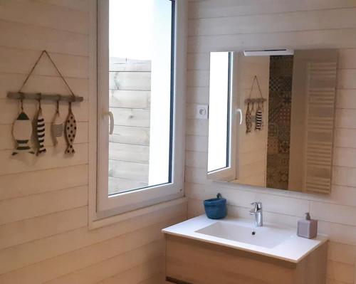 ein Badezimmer mit Waschbecken und Spiegel in der Unterkunft "La Mer Bohème", patio, parking privé, 8 mn plage in Le Portel