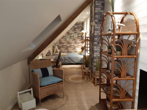 ein Dachzimmer mit Treppe und Schlafzimmer in der Unterkunft "La Mer Bohème", patio, parking privé, 8 mn plage in Le Portel