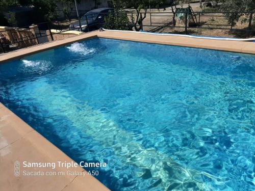 uma grande piscina com água azul em Villa Verde em Córdoba