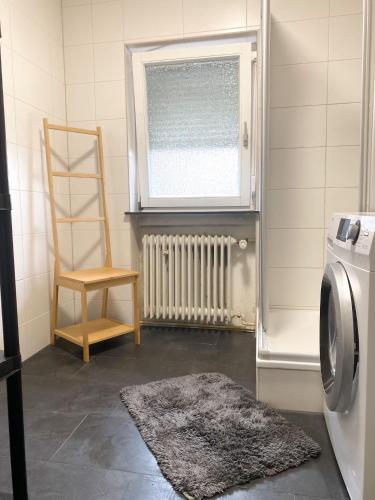 a laundry room with a washing machine and a window at Monteurpension Monika in Marktheidenfeld