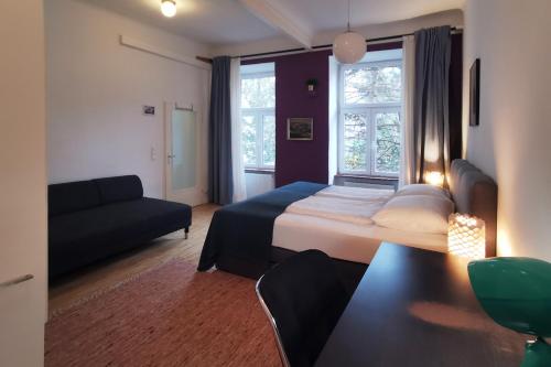 um quarto de hotel com uma cama e um sofá em Vienna Palm Apartments em Viena