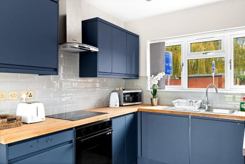 Majoituspaikan Stylish Sparkling Brand New 3 bed house keittiö tai keittotila