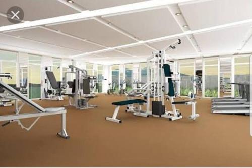 Großes Zimmer mit einem Fitnessraum mit Geräten und Laufbändern in der Unterkunft Abl@home in Angeles
