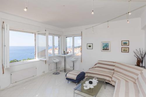 - une chambre avec un lit et une vue sur l'océan dans l'établissement Apartment Rea, à Dubrovnik