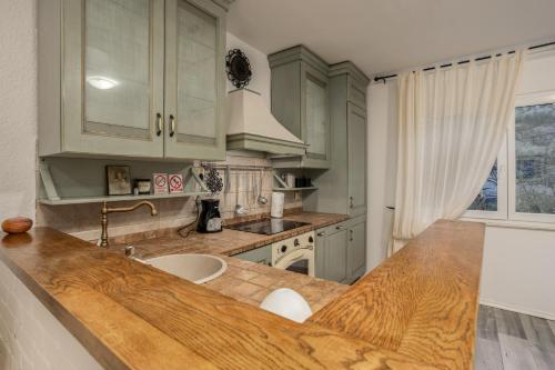 Kuhinja ili čajna kuhinja u objektu Apartman “Destiny”