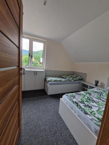 1 Schlafzimmer mit 2 Betten und einem Fenster in der Unterkunft Domek Pod Klimczokiem in Bystra