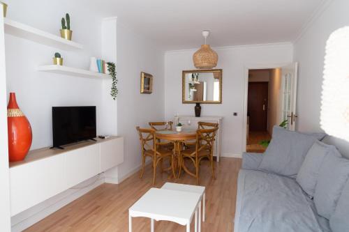 een woonkamer met een bank en een tafel bij Alta Mar by Gades Gestión in Cádiz