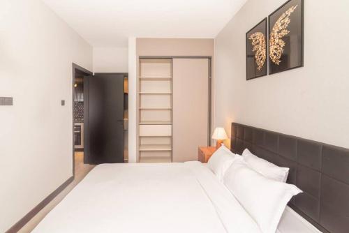 Кровать или кровати в номере Cozy 2 Bedroom Apt at Escada (506)