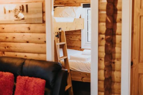 Lliteres en una habitació de Rustic Retreat - 2 Bed Log Cabin in Snowdonia National Park by Seren Short Stays