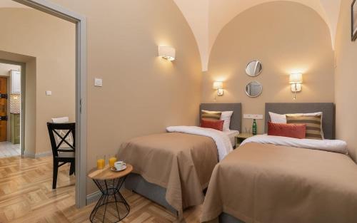 Habitación con 2 camas en una habitación en Rent like home - Krakowskie Przedmieście 12, en Varsovia