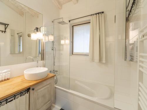 La salle de bains blanche est pourvue d'un lavabo et d'une douche. dans l'établissement Appartement La Tania, 3 pièces, 4 personnes - FR-1-568-23, à Courchevel