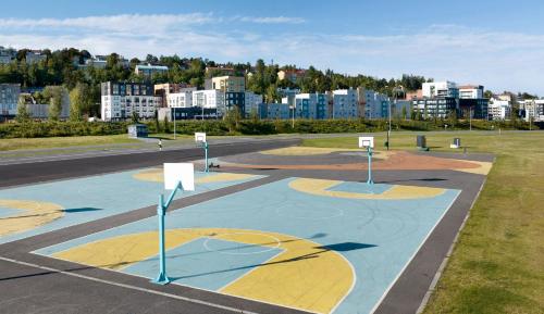 an empty parking lot with a basketball court in a city at Valoisa kaksio järvinäköaloin in Tampere