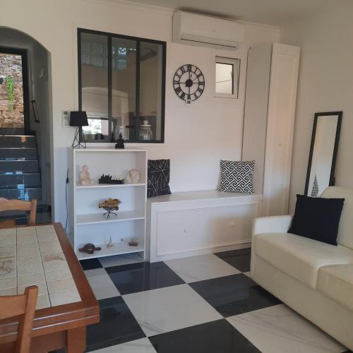 un salon avec un sol en damier dans l'établissement Logis Capodanna, à Menton