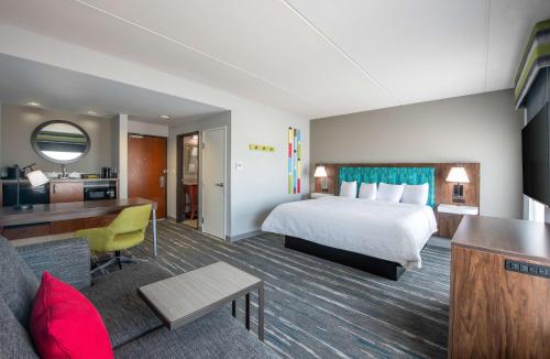 um quarto de hotel com uma cama e uma secretária em Hampton Inn & Suites Dallas-Allen em Allen