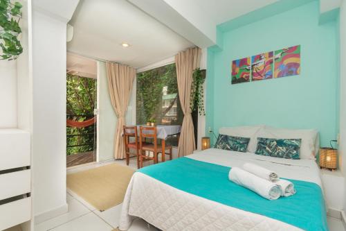 1 dormitorio con 1 cama con toallas en Bamboo Rio Hostel, en Río de Janeiro