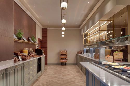 Makanan di atau berdekatan hotel