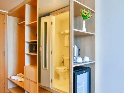 a small bathroom with a toilet in a room at Mercure Rio de Janeiro Barra da Tijuca in Rio de Janeiro