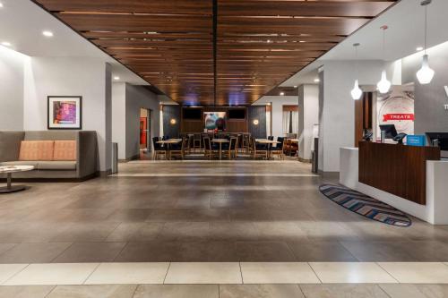 een lobby met tafels en stoelen in een gebouw bij Hampton Inn by Hilton Nashville Airport Century Place in Nashville