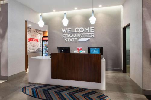 una bienvenida a la señal del estado de bienestar en el vestíbulo en Hampton Inn by Hilton Nashville Airport Century Place, en Nashville