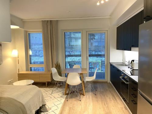 eine Küche und ein Schlafzimmer mit einem Tisch und Stühlen in der Unterkunft Viihtyisä yksiö Santalahdessa in Tampere