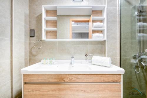 Koupelna v ubytování Romantic Studio in Pantheon Elysee JVC by Deluxe Holiday Homes